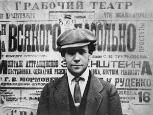セルゲイアイゼンシュタイン（1898〜1948）、演劇のポスターの前、サジェッセ、1923年